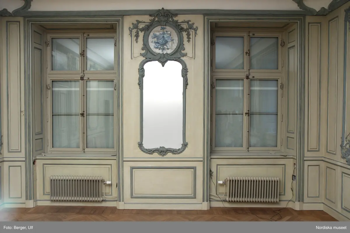 Huvudliggaren:
"Rumsinredning, panel m.m., målad i vitt med förgylld reliefornering. Från huset nr 8 Karduansmakaregatan, 118 paneldelar, 2 gipsornament från taket."

Katalogkort:
" Målning i olja på duk i blått mot gulhvit botten; från huset no 8B Karduansmakargatan, Stockholm, hörnrummet på nedre botten till höger. Nu (1911) uppsatt i Nordiska museets afdelning för de högre stånden rum 58."