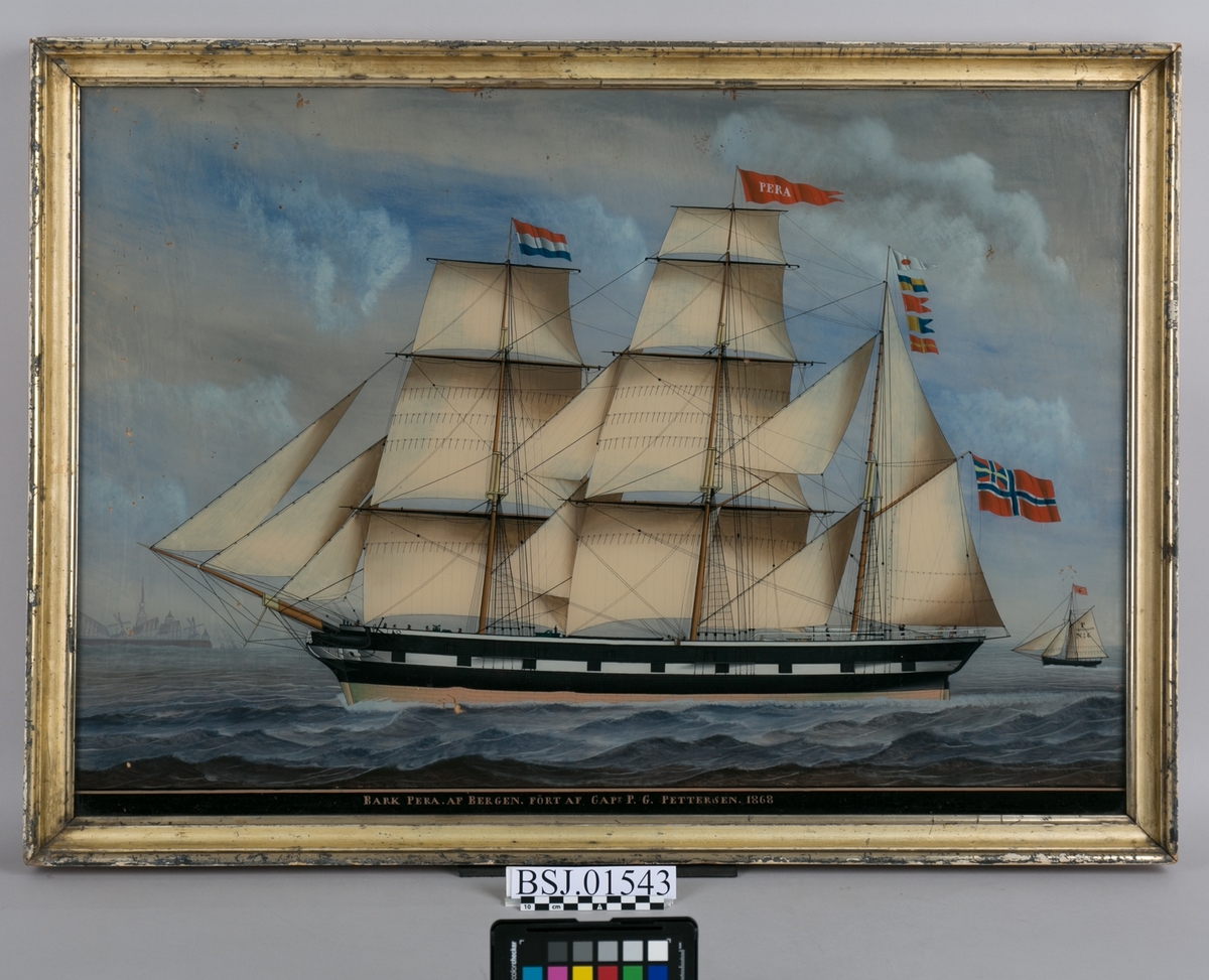 Underglassmaleri av brigg PERA. Til venstra i motivet sees vindmøllene ved den nederlandske byen Vlissingen. Skipet fører nederlandsk flagg på fortoppen, og kjenningssignalet med flagg på mesanmasten. Til høyre i motivet sees en liten kosbåt. 11 mann på dekk og malte kanonluker