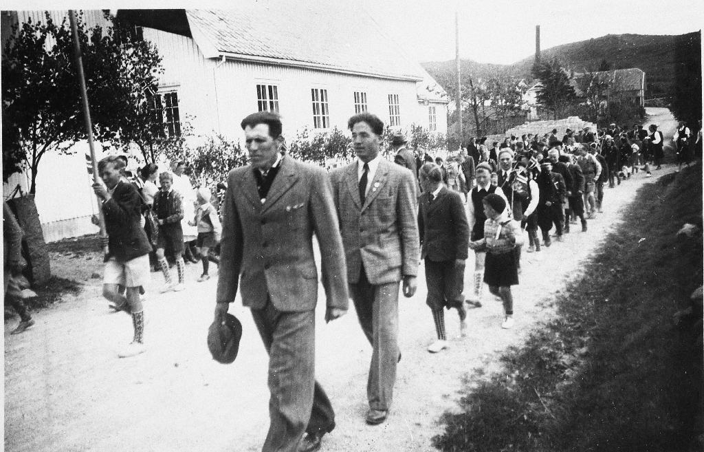 17. mai 1947. Toget går frå kapellet på Undheim til Tunheim. Fremst går Einar Søyland og Olaf O. Undheim (skyttarlaget)
