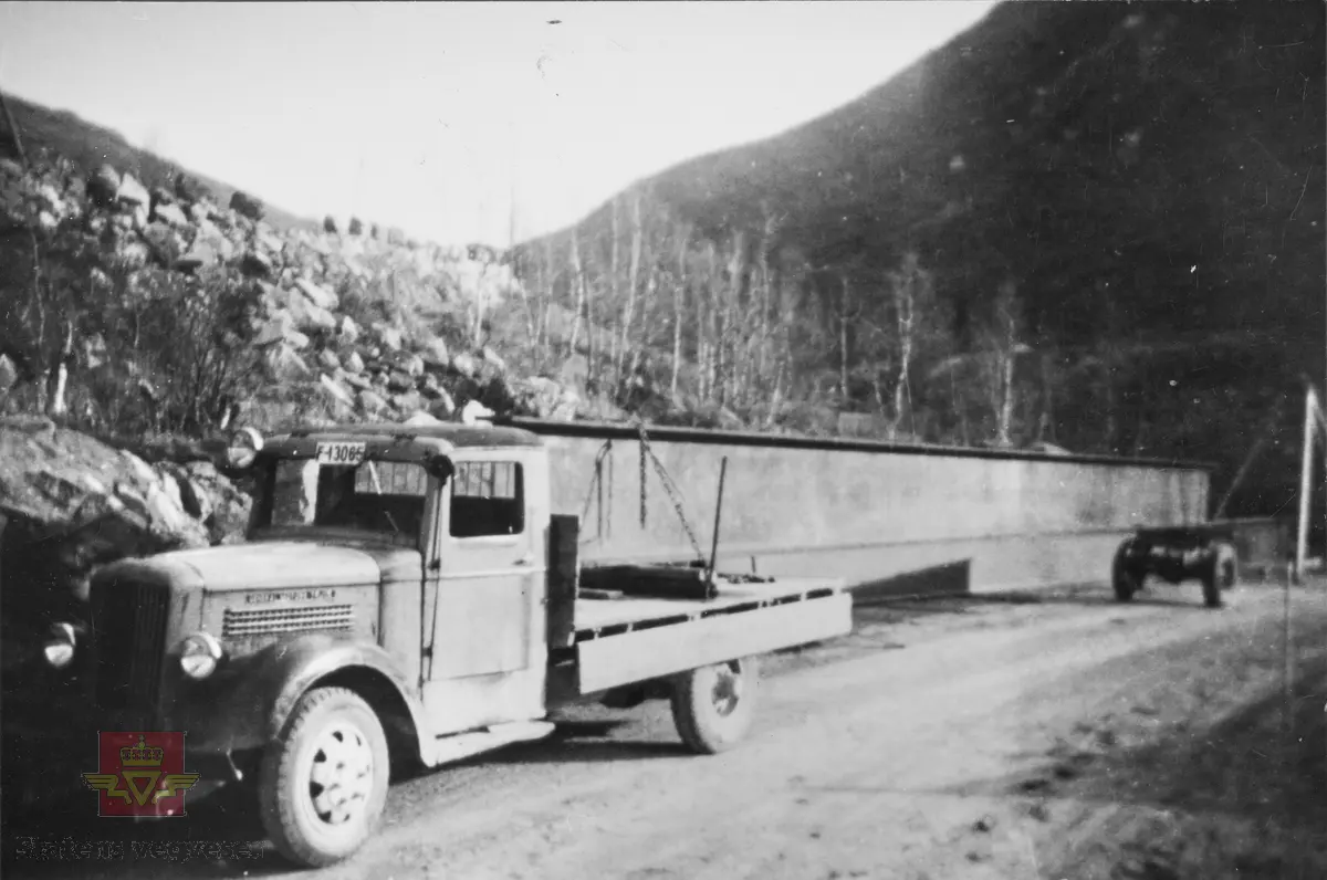 Gamle Skjøyten (Skjøiten) bru på Rv 52, Hemsedalsvegen,  ble i 1938 erstattet med ny stålbjelkebru. Mursteinen til landkar ble sprengt og kilt ut ved Svøo både til Venås og Skøyten bru. Stålbjelkene var 21 meter lange og 1 meter høye. Hver bjelke veide 6,7 tonn. Her fra transport av stålbjelke som startet på Gol jernbanestasjon. Olav E Fekene som kjørte en GMC General Motors Truck 1935 modell lastebil med registreringsnummer F-13065 hadde fått oppdraget. 

 Opplysninger til kjøretøyet fra John Hindklev.