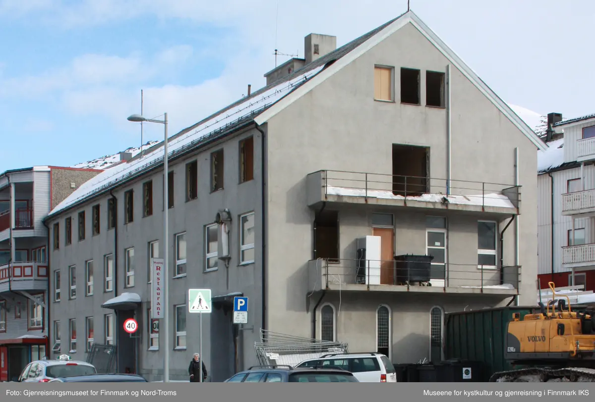 Dekorvinduet her vært hengslet fast i et fastkarmvinduet som beskyttet det for vind og vær fra yttersida. Vinduet er høyt og smalt og består av et stålramme med tre felt. Det øverste har et halvrund avslutning oppe. I hvert felt er eller har vært innsatt med bly, fem ganger syv, rektangulære, fargede glassruter. Fargevariasjonen rekker fra gul- over grønn-, helt til lillatoner. Det må har vært et pent fargespill på innsiden av kapellet når sola skinte inn.