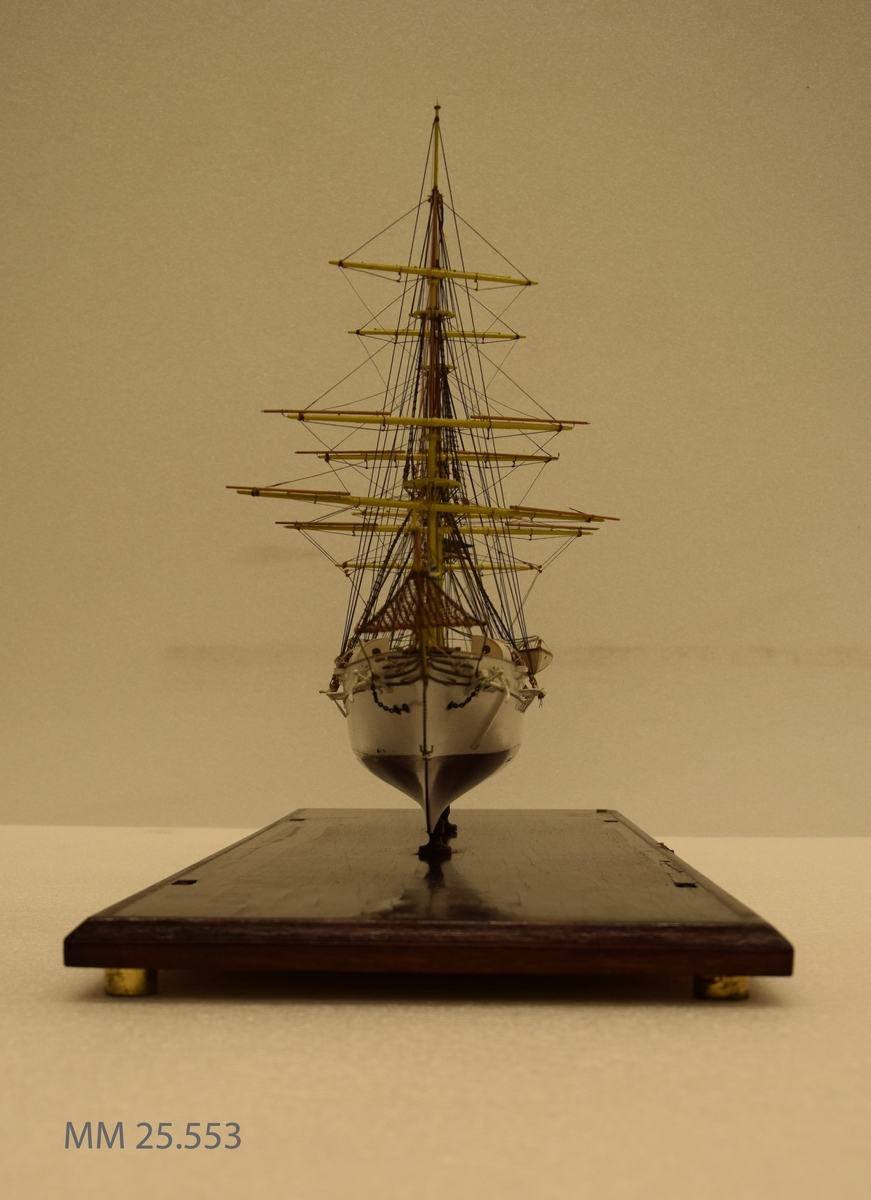 Modell av fullriggaren Jarramas på en platta av trä med monter av glas. Kanterna av montern i guldfärgad metall. På träplattan sitter det en liten metallplatta med texten "JARRAMAS" ingraverad. 
Modellen är till störst del tillverkad av trä och har tre master. Modellen har rödbrun bottenfärg och är vitmålad över vattenlinjen. Längs med skrovets långsida sitter det ventlier på en vågrät rad. På fartyget finns fyra skeppsbåtar med vitt skrov, tre i aktern och en på däck. 
I aktern finns det även två frälsarkransar, en på styrbord sida och en på babord sida. Mellan fockmasten och stormasten är ett vitt däckshus konstruerat och mellan stormasten och kryssmasten syns ett gångspel utan armar samt fartygsratten. Det finns ytterligare två mindre vita däckhus i fören, ett på var sida. Modellen är utrustad med svensk flagga både i aktern och vid peket i fartygets för. Under peket är ett nät uppspänt. I fören sitter det också två vita ankare på relingens utsida. I fartygets rigg syns flera små block och taljor. Högst upp i storsmastens topp hänger det två snören, ett blått och ett gult.