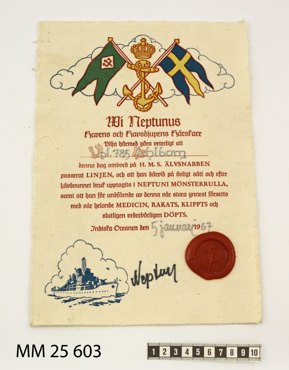 Rektangulärt Neptunibrev av segelduk. Överst motiv av neptuniflagga (grön, tvåtungad med neptunigaffel) och örlogsflagga korslagda. i Mellan flaggorna flottans emblem med krönt ankare i gult. I bakgrunden ett moln. På mitten text i röd tryckt text: "Vi Neptunus havens och havsdjupens häskare vilja härmed göra veterligt att Vpl 785 Ahlbom (i fyllt för hand) denna dag ombord på H.M.S. ÄLVSNABBEN passerat LINJEN, och att han därvid på övligt sätt och efter hävdvunnet bruk upptagits i NEPTUNI MÖNSTERRULLA, samt att han för undfående av denna vår stora ynnest försetts med vår helande MEDICIN, RAKATS, KLIPPTS och slutligen vederbörligen DÖPTS. Indiska Oceanen den 5 januari 1967 (i fyllt för hand)
Atlanten den 9 jan. 1971. Nederst en tryckt bild i blått på Älvsnabben samt för hand skrivet "Neptun" samt ett rött sigill med treudd.