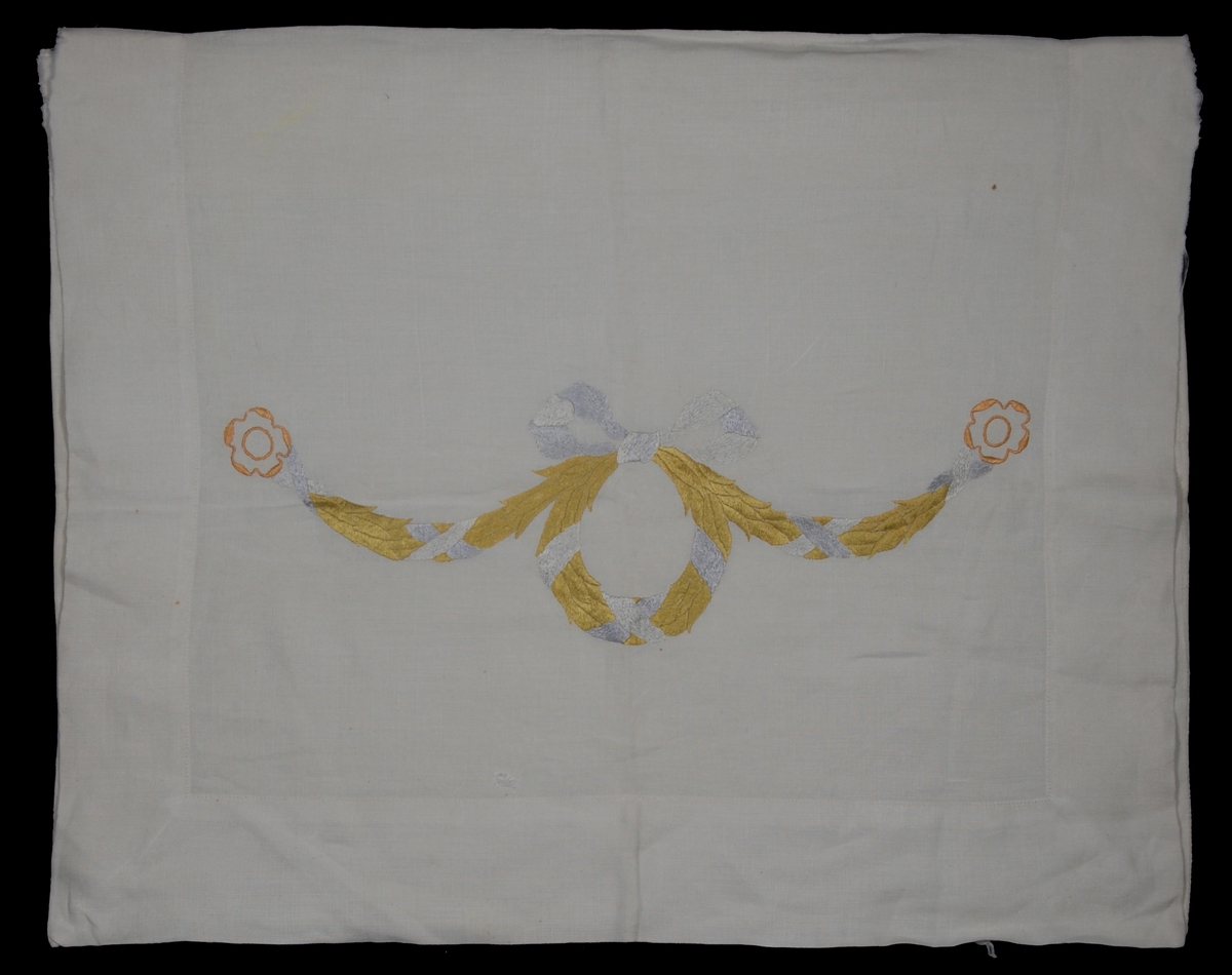 Väven vävd av 1/2 oblekt towgarn. Mönstret handtryckt i svart, rött, gult och blått. 3 män med föremål i handen. På en stol sitter en kvinna med ett barn i knäet, mannen närmast kvinnan står på knä framför henne. Bakom kvinnan står ytterligare en man. Rutmönster mellan figurerna. Kolonner vid båda kortsidorna. Ovanför figurerna står texten: Om de wise mäns offer matt. 2 cap - af Saba. Under figurerna står texten: konungar komma tre. guld, rökelse och mirrham offrade de. Därunder stiliserad ornamentsbård. Stadkanter vid långsidorna, ofållad vid kortsidorna.