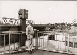 Kvicksunds parallella klaffbroar vid Hjälmare kanal. I framk