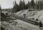 Spårläggning pågår vid en skärning på Trafikaktiebolaget Grängesberg - Oxelösunds Järnvägar, TGOJ:s spår.