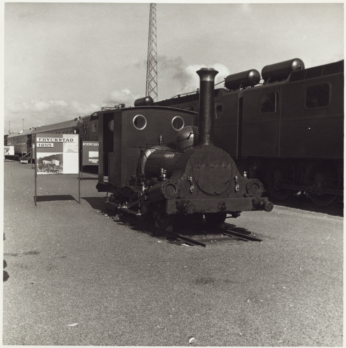 Ånglok, "Fryckstad", spårvidd 1101 mm (1099 mm enligt Katalog över Statens Järnvägars avdelning å Baltiska utställningen i Malmö 1914). Cylinderdiameter 230 mm. Slagets längd 395 mm. Sidoramar utanför hjulen bestående av plåtskodda ekplankor (Katalog över Statens Järnvägars avdelning å Baltiska utställningen i Malmö 1914).
