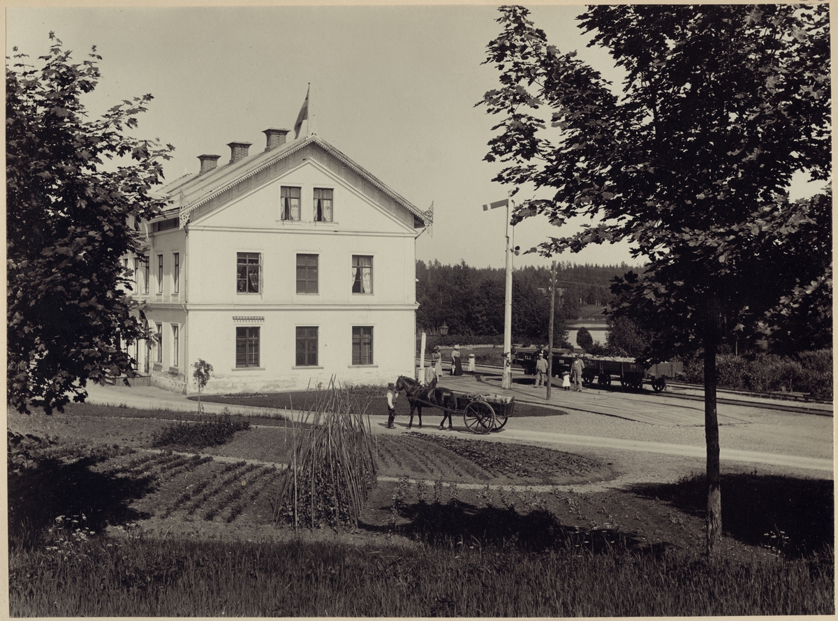 Vy över Klotens stationsområde och stationshus.