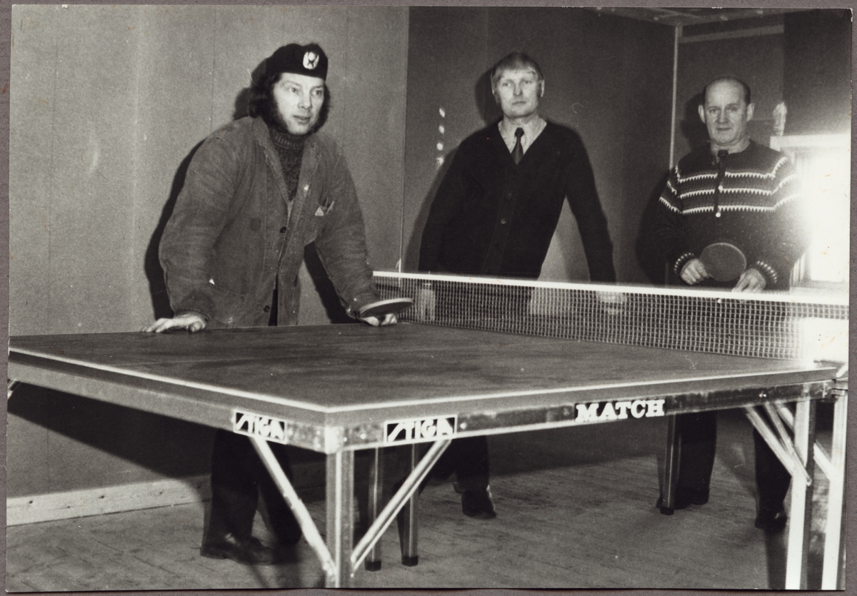Ett pingisrum har ordnats i Järnvägsparkens tvättstugebyggnad i Kopparberg. Tage Andersson, Lars Råstock och K G Boström har arbetat med att få det till stånd.
