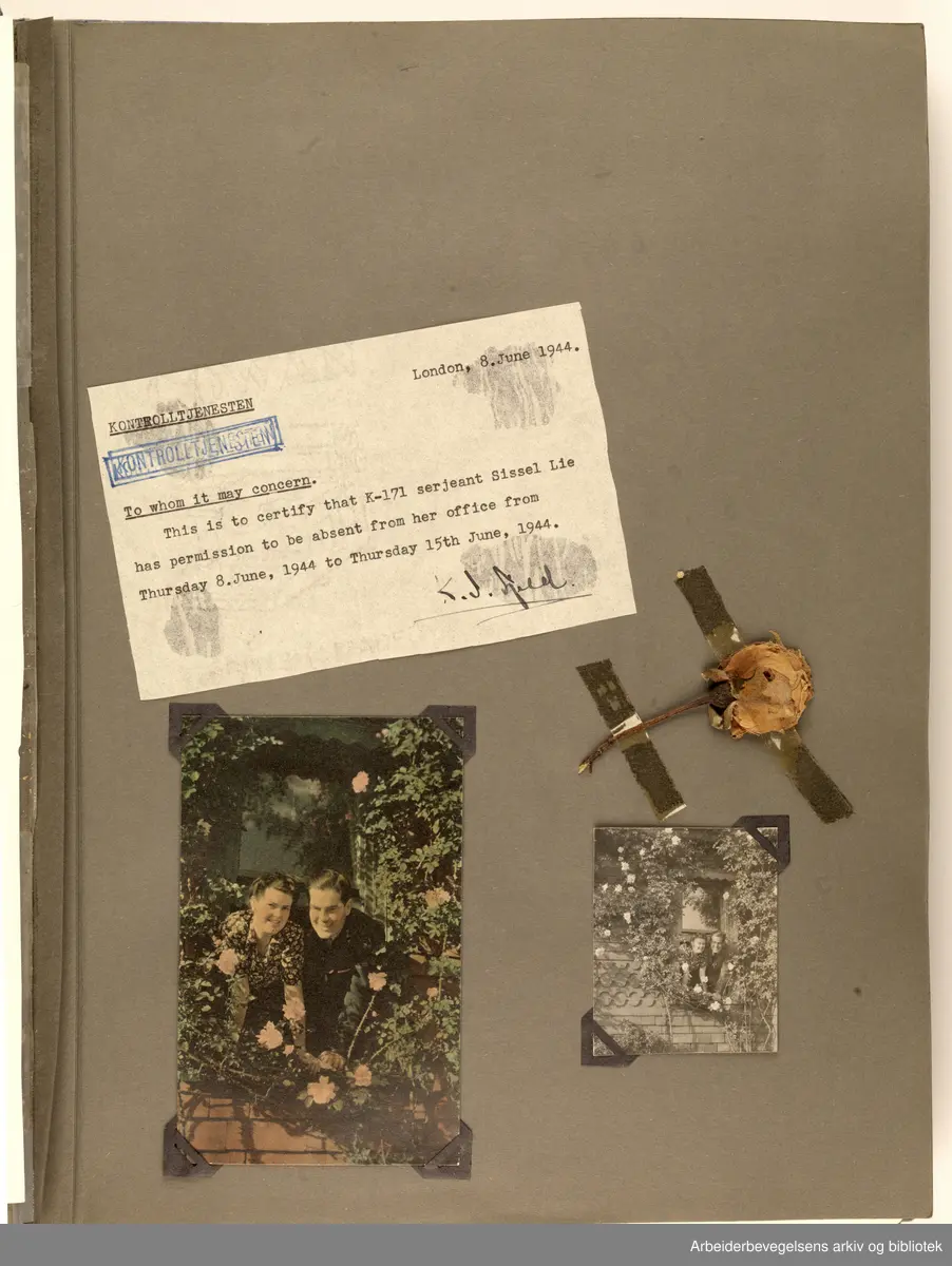 Album laget av Sissel Lie, gift Fosse og senere Bratz (1922-1983). Foto og utklipp fra tiden hun tjenestegjorde i Den norske hærs kvinnekorps i Storbritannia under andre verdenskrig. Hun oppnådde graden fenrik i kontrolltjenesten. Albumet har tittelen Sissels Scrapbook fra 1944-45. Side 14: Øverst, en tillatelse fra kontrolltjenesten datert 08. juni 1944, London. Tillatelse til å være borte fra kontoret 8-15.juni 1944, for å gifte seg. Under til venstre, Sissel Lie og Gunnar Fosse i et vindu med blomster rundt, håndkolorert foto/kort. Nederst til venstre, samme motiv, foto. Tørket blomst teipet fast til siden.