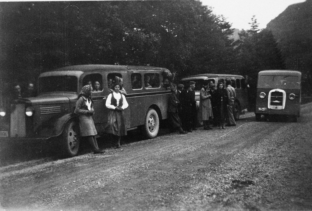 Avhaldslaget i Time på tur med 3 bussar. Den største tilhøyrde Undheim Handelslag.