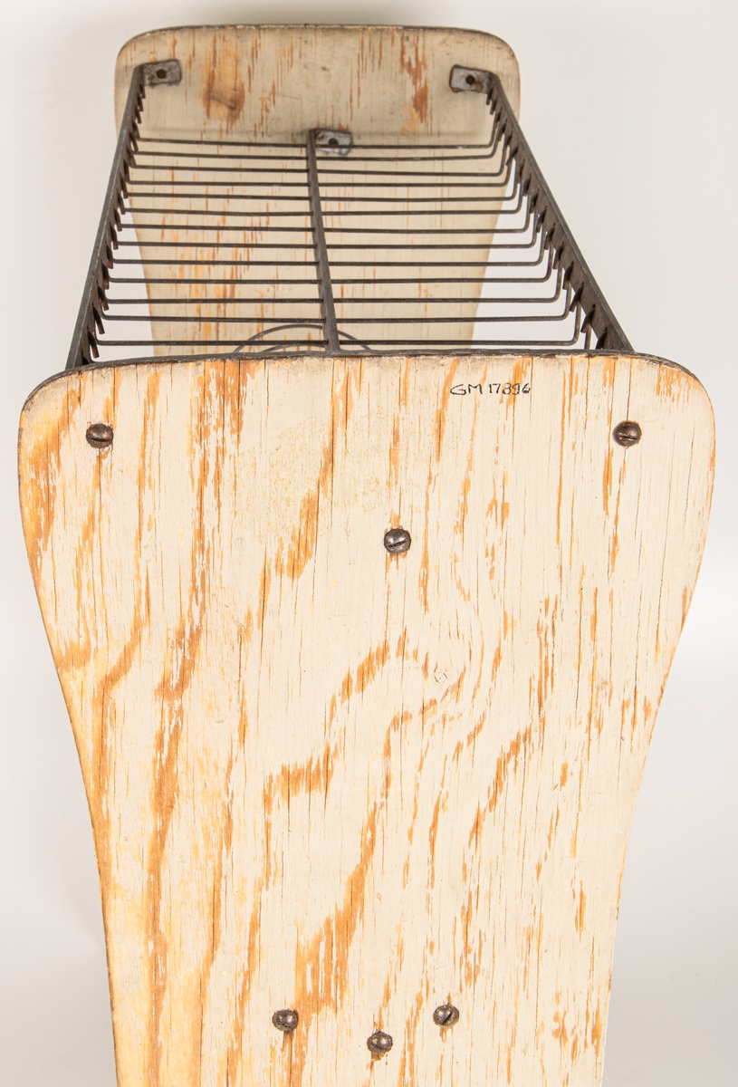 Torkställ med gavlar av gråmålad plywood och uppställningskonstruktion av galvaniserat stål.