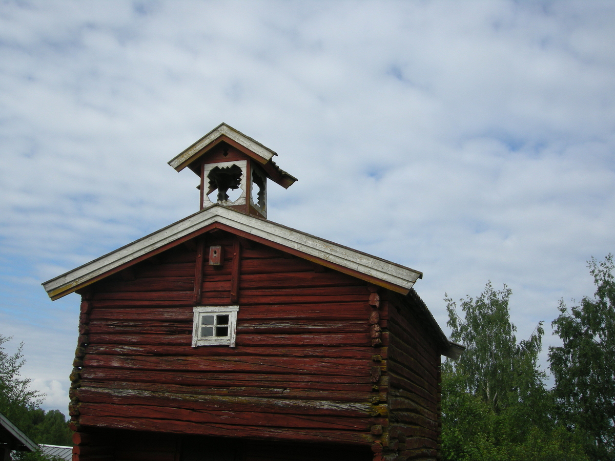 Klokketårnet på Huse vestre ble byttet ut i 1975. Klokka på gården ble brukt som tradisjonell matklokke og eventuelt ved brann. Klokketårnet har værhane. Det finnes ikke kunnskap om hvem som skal ha laget tårnet. 

