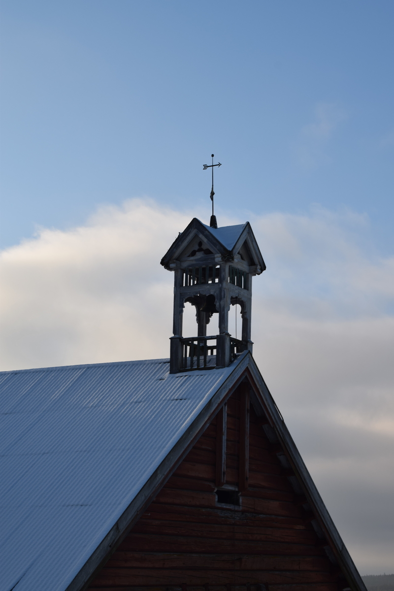 Gården Lillehov har et lanterneformet klokketårn. Av gammel værhane kan en se at deler av tårnet stammer fra 1777 og at det var G.B – Gudbrand Balestad som fikk det bygget. Det var han som var driver av gården på dette tidspunktet. At det kan ha blitt fornyet eller byttet på et senere tidspunkt er sannsynlig. Klokketårnet fikk ny værhane i 1925 med inskripsjonene «GL 1925» Det skal være Bjølseth i Malungen som skal ha laget værhanen fra 1925.