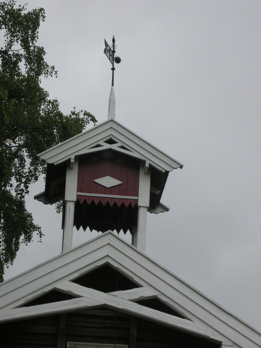 Klokketårnet på Hov skriver seg tilbake til 1886 da Anders Nøttestad var eier og driver av gården. Historien sier at det en gang stod en kirke på eiendommen på gudehovet. Før svenskene kom til Hamar for å ta domkirken i 1567 ble den gamle kirkeklokken gravd ned på jordet. På 1800-tallet ble klokken tatt opp igjen og tatt i bruk som tradisjonell matklokke på gården. Den gamle klokka fikk plass i det da nye klokketårnet. Flere år senere ble den gamle klokka solgt på tvangsauksjon og havnet il Eidsvold. Bestefar til nåværende eier fikk kjøpe tilbake den gamle klokken som nå befinner seg igjen i klokketårnet. 
Klokken skal være tysk og har det svært tidlige årstallet 1040 i metallet. Det er flere mysterier rundt denne klokka i og med at klokken ellers ser ut til å være fra 14-1500-tallet. Klokka skal være i kobber. 



