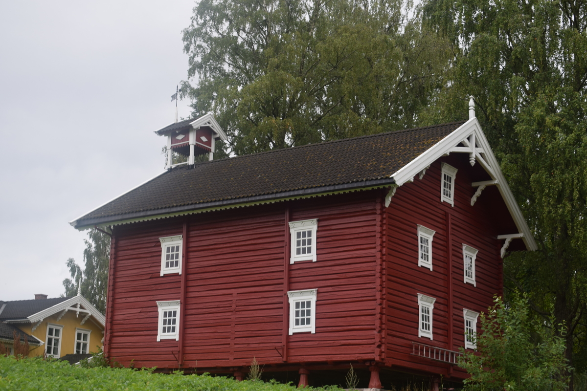 Klokketårnet på Hov skriver seg tilbake til 1886 da Anders Nøttestad var eier og driver av gården. Historien sier at det en gang stod en kirke på eiendommen på gudehovet. Før svenskene kom til Hamar for å ta domkirken i 1567 ble den gamle kirkeklokken gravd ned på jordet. På 1800-tallet ble klokken tatt opp igjen og tatt i bruk som tradisjonell matklokke på gården. Den gamle klokka fikk plass i det da nye klokketårnet. Flere år senere ble den gamle klokka solgt på tvangsauksjon og havnet il Eidsvold. Bestefar til nåværende eier fikk kjøpe tilbake den gamle klokken som nå befinner seg igjen i klokketårnet. 
Klokken skal være tysk og har det svært tidlige årstallet 1040 i metallet. Det er flere mysterier rundt denne klokka i og med at klokken ellers ser ut til å være fra 14-1500-tallet. Klokka skal være i kobber. 


