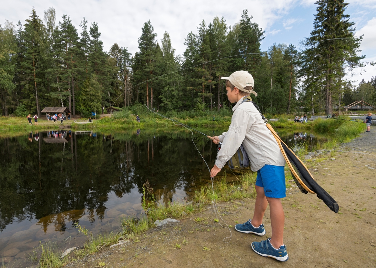 Ole Litleré Rydgren, 6 år gammel fluebinder og fluefisker fotografert  ved fiskedammen på Prestøya under De nordiske jakt- og fiskedager 2019 på Norsk skogmuseum, Elverum, Hedmark. De nordiske jakt- og fiskedagene 2019. Jakt- og fiskedagene. Jakt og fiskedagene. Jakt og fiskedager. Arrangement. Arrangementer. Fluefiske. Sportsfiske.