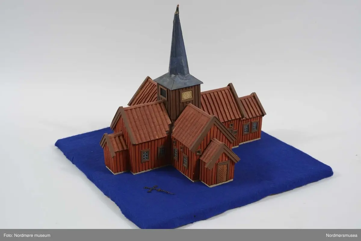 PROT: Modell i papp av den første kirke i Fosna 1709-1724, slik den med all sannsynlighet så ut i 1924 før brannen (lynnedslag). Modellen er utført av tegner og modellør Leif Stabell i året 1958, etter intenst samarbeid med meg (O.Y) som har utdrag av regnskapene for denne kirke, avskrevet etter den gamle kirkestol som brant i 1940 (bombingen). Se disse... (Prot. F.49)
Om Org: Orienteringen: Et forsiktig bokstav N er satt på tårnfoten mot Nord, mot "byelva". Fløyen mot vest har et kors på "funthuset" (dåpshuset). Mot øsk sakristiet. Takene var tekket med røde teglstein fra Holland, kanskje er modellen mindre treffende i den henseende. (Prot. F.49)
KLD: Opptegnelser bind I og II. Årsskrift for Nordmøre Historielag 1922. Kr.sunds historie bd. I (Prot. F.49)