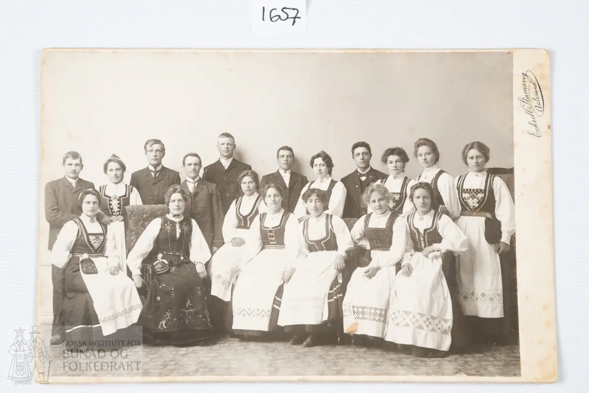 Fotografi av gruppe.
Anders Underdal nr.3, bak frå venstre.
Nr.2 framme frå venstre sit i Sunnmørsbunad. Gruppa er fotografert i Ålesund.