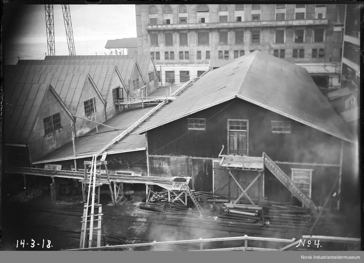 Eksteriør Pakkhus A, bygg 95.
Oppført: 1915-1916. Arkitekt: Ukjent.
Bygget ble oppført som lager og pakkhus for Notodden Salpeterfabrikkers produksjon i A-linja av enheter, for lagring og utskiping av kunstgjødsel da produksjonsvolumet var oppskalert etter prøvevirksomheten. 
Bygg 90 Ammoniakkfabrikken sees i bakgrunnen.