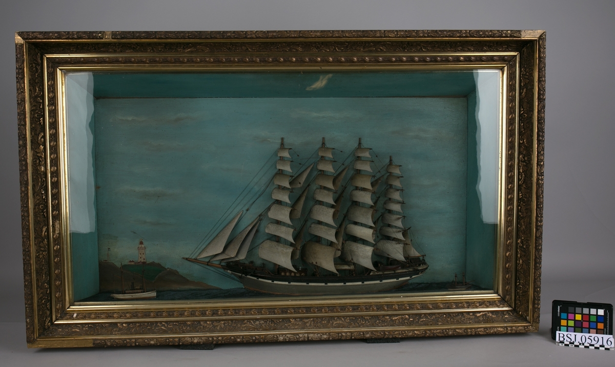 Diorama av fullrigger CITY OF NEW YORK med full seilføring samt to mindre seilfartøy. Seilfartøy akten for skipet har navnet SANDY HOOK påmalt skuteside. Forut for skipet sees et fyrtårn samt flaggsignalisering på land.