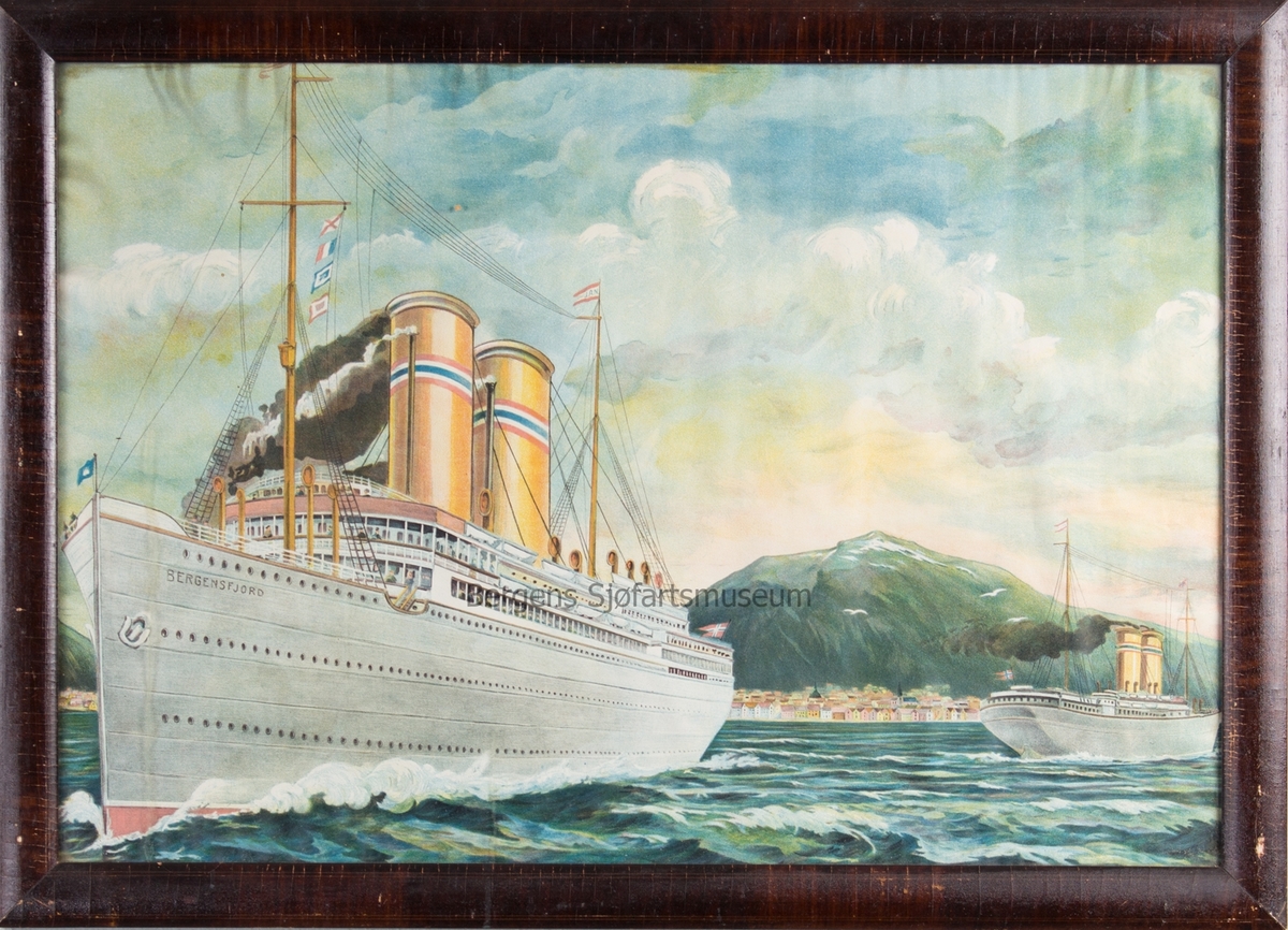 DS BERGENSFJORD på vei ut fra Bergens havn. Et annet NAL skip (sannsynligvis KRISTIANIAFJORD) er på vei inn i havnen.