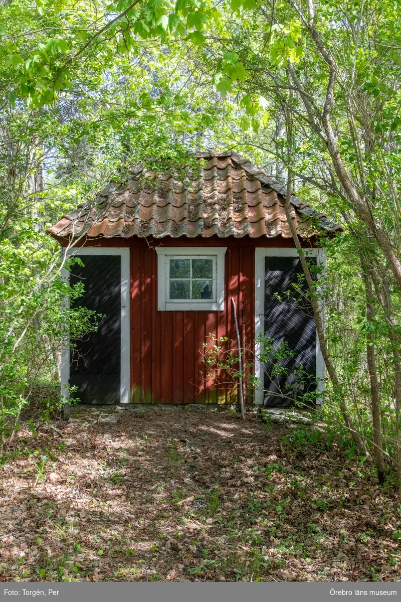 Dokumentation av gården Björneborg är belägen mellan byarna Gryt och Attersta, i Gällersta socken, söder om Örebro stad.