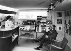 Fra Olaf T. Ranum's musikkhandel. Plateavdelingen for klassi