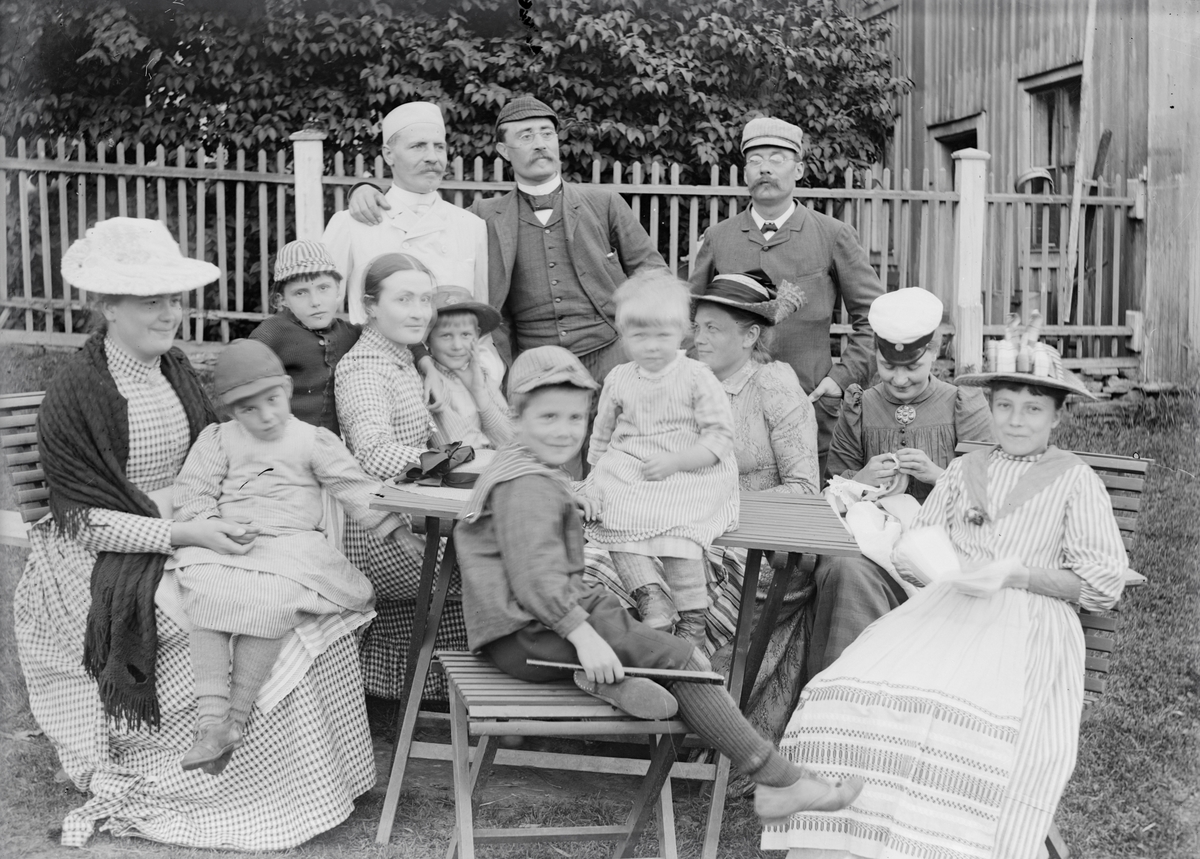 Övre raden: Nils Gustav Swedlund, Pelle Swedlund, Gustav Holmström.
Nedre raden: Bibbi Swedlund,  Majken Swedlund, Johanna Holmström, Tekla Swedlund, Märta Holmström, okänd flicka, Karin Holmström, Björn Holmström och Thyra Holmström.