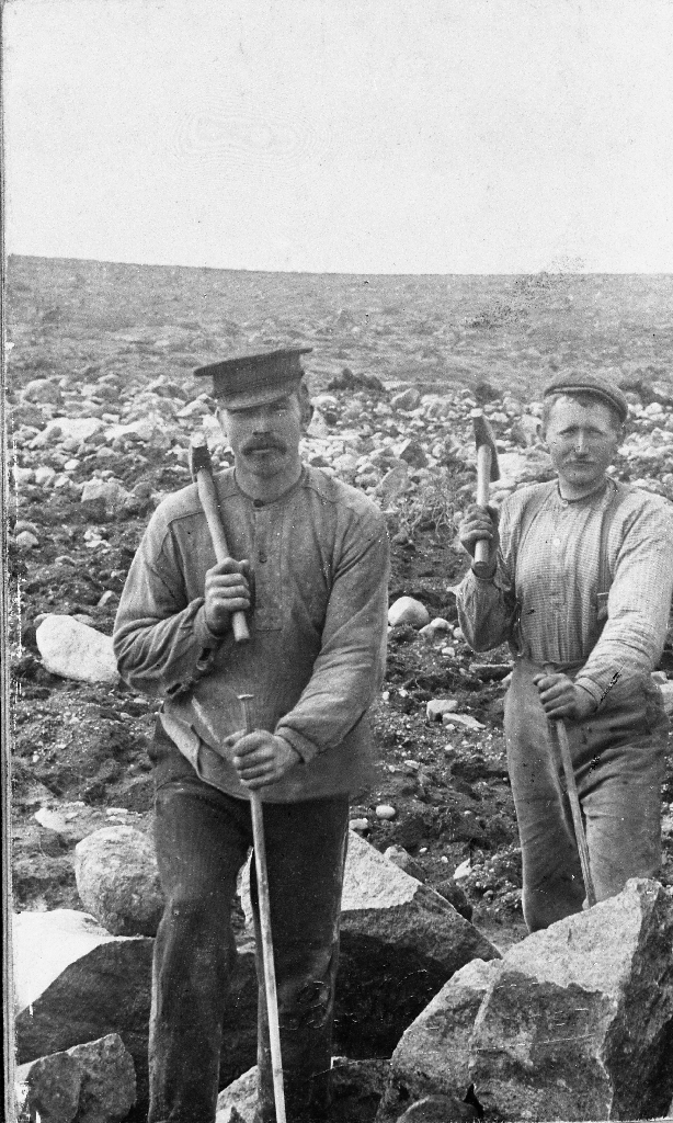 Gustav Birkeland (1883 - ) og Kristoffer Tunheim, Bakken (1882 - ) med mineboltar og slegge. Gustav var svært interessert i steinarbeid og arbeidde med dette til alle årstider.