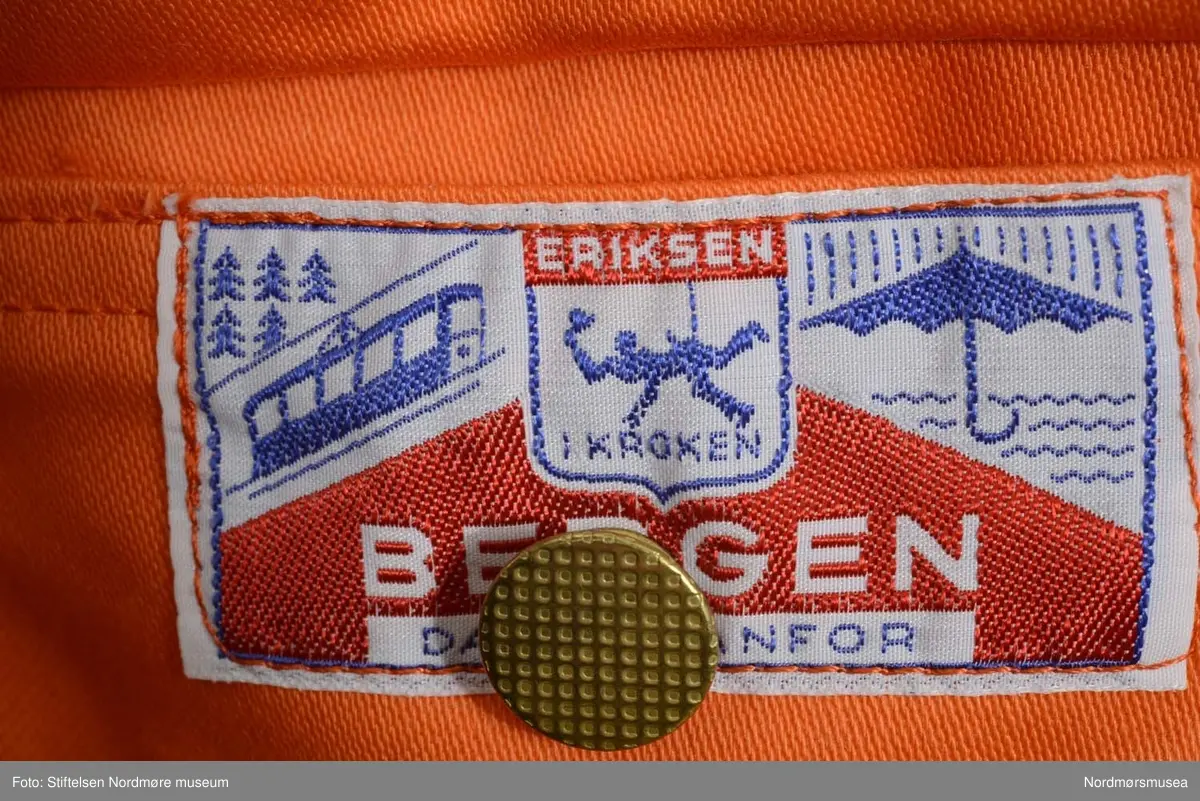 Jakken har en plastlapp der det står Rafinor