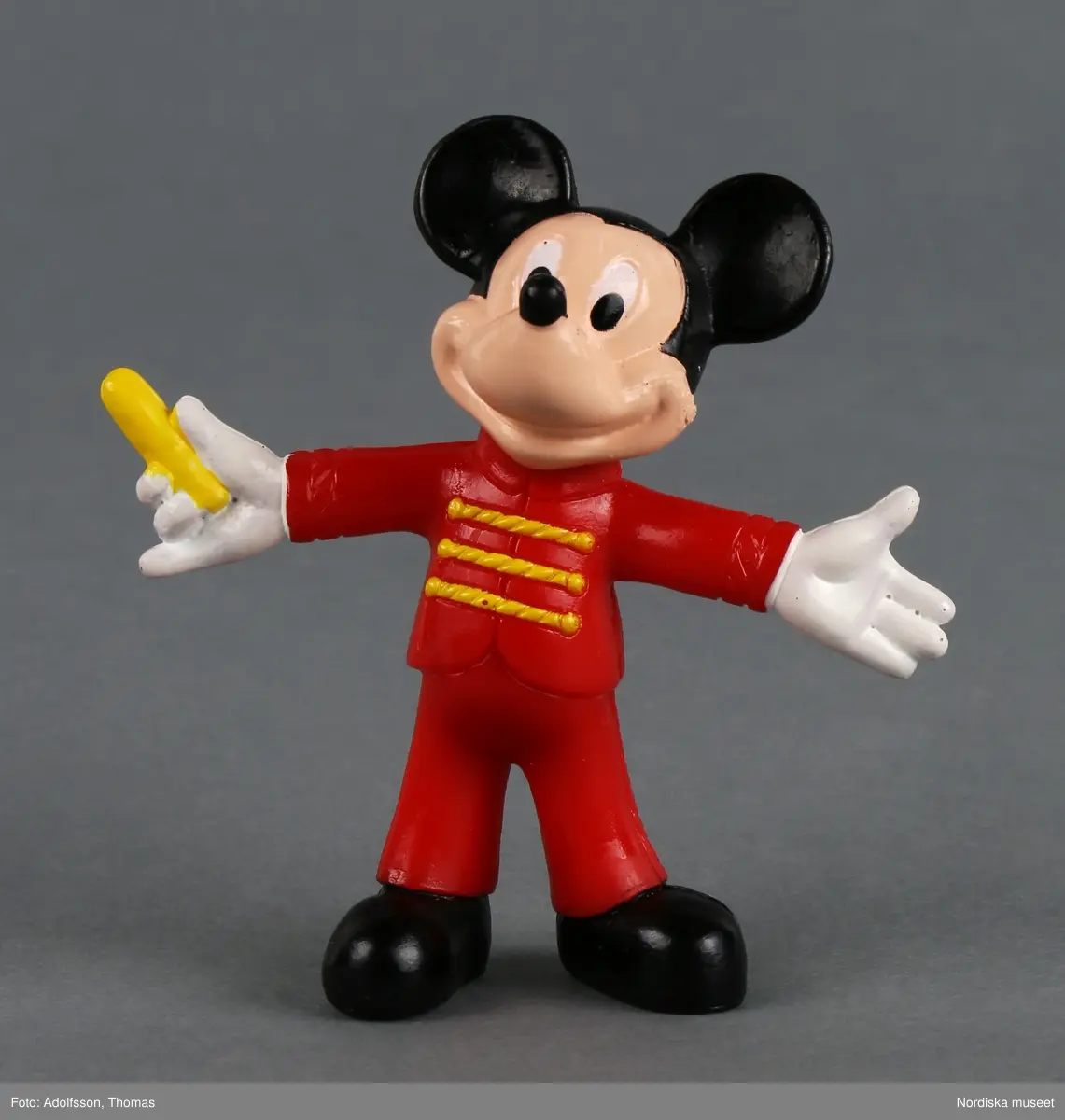 Seriefigur (a-b)

Plastfigurerna föreställer de två mössen a) Musse Pigg och b) Mimmi. De är finklädda, han i röd livré och hon i rosa långklänning och med guldkrona på huvudet.