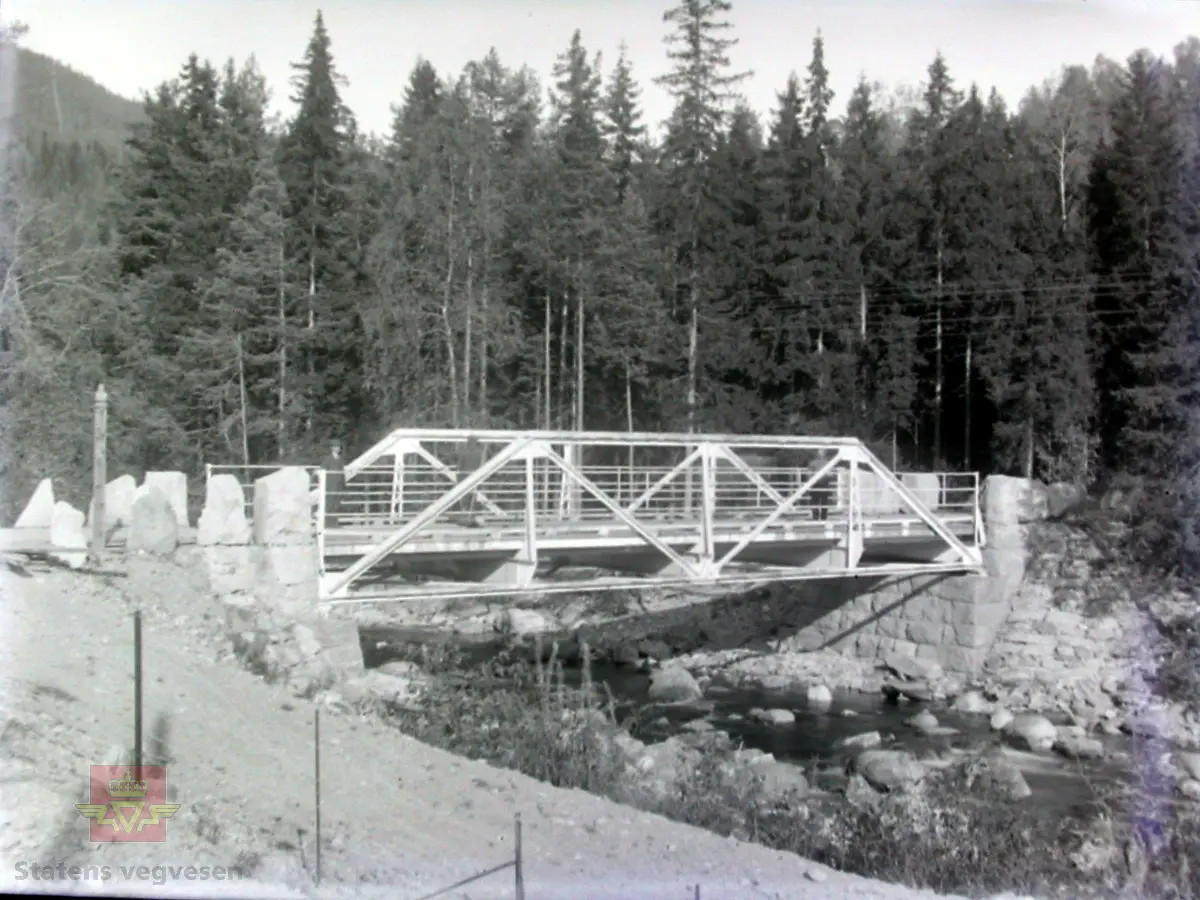 Fagverksbru med ett spenn på 17 m, bredde kjørebane 4m. Levert av Kristiania Maskinverksted. Dagens bru er fra 1964.