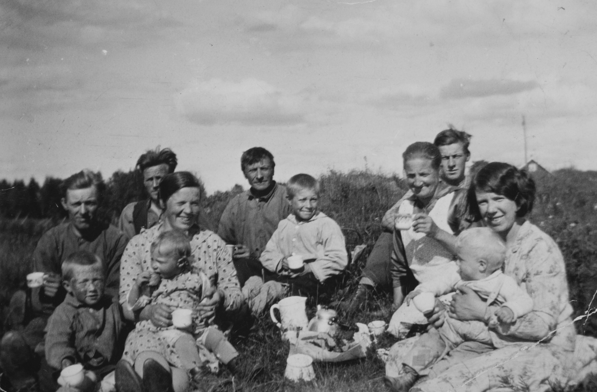 Foran f.v. Alf Dahlø, Marta Dahlø med dattera Magnhild Dahlø på fanget, Olauag Muhre med sønnen Bjørn Myhre på fanget. Bak fra venstre Aksel Myhre, Adolf Myhre, Anders Myhre, Berte Myhre og Ottar Myhre.
