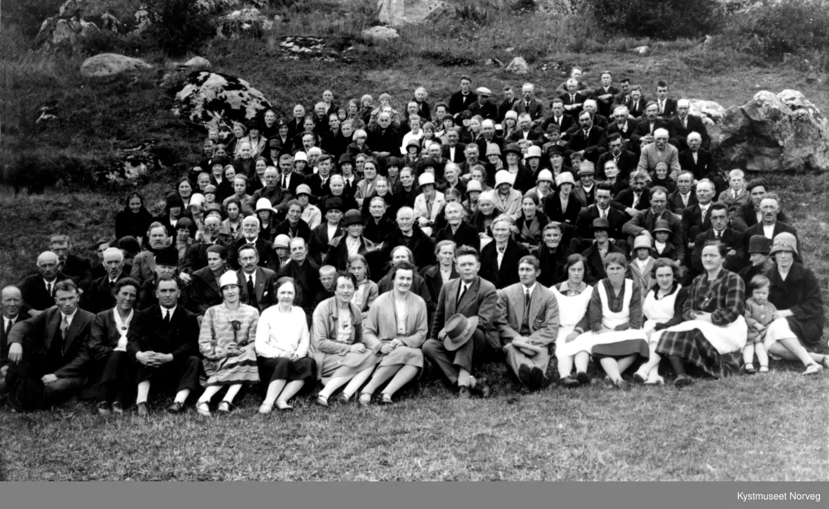 Vikna, Misjonsheimen på Ofstad. Iførste rekke fra venstre: Alfred Borgan, hovedtaler Martin Hognes, Anna Kvalø, Trygve og Marie, Marie Hansen, Judith Jensen, Lydia Bårdsen og Petter Rønning. De neste to er fra Marøya og fru Myklebust. Hanna Øvereng, Margith Stangring og Hermine Sund. Alfred Settenø, Jørginius Ofstad, Magdalena og Fredrik Nilsen, Johan Nilsen, Jens Svinø, Lotte Påsche, Hilda og Godtfred Svendsen, Peder Herstad, Olivia og Julius Stangring, Ågot og Sverre Svendsen, Sigrid og Ragna Sund, Jette Kleven, Maren Anna Vikestad, Ottar Evenstad, Liv Lysø, Alfred Fornes, Gudrun og August Nilsen, Hans Fornes, Johan Hermansen, Olav Vangsfjord, Jarle Williksen, Sigrid og Oline Williksen, Netta Vangsfjord, Henrik Sund, K. Olsvik, Normann Sund, Asbjørn Stangring, Petrus Sund og Atle Nilsen