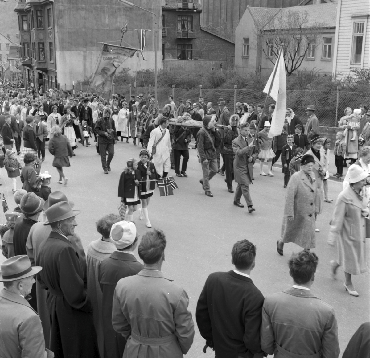 17. mai-tog opp Røldalsvegen i 1962.