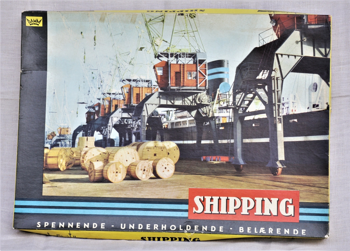 Spillet heter "Shipping", og inneholder spillbrett, forflytnigsfigurer, penger og brikker mm.