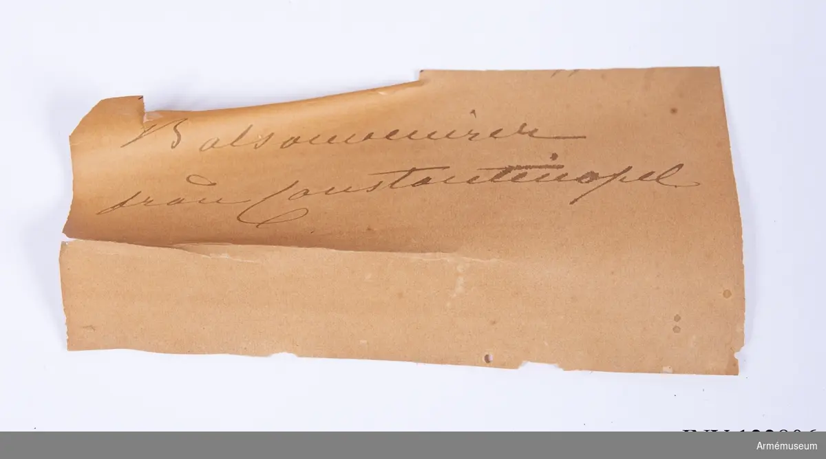 Grupp E: III.
Etui i ljus ek med omladdningpatroner.
Antal tillbehör i lådan: 9 st.
I etuiet ligger en påse med ca 160 g tändhattar.