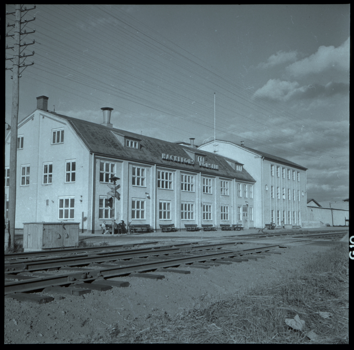 Orig. text: Hackefors Porslin, Exteriör.

Hackefors Porslin A.-B. grundades år 1929 av bl.a. Jonn O Nilson och Eric Jyberg. Från början dekorerade man importerat gods, år 1935 började man egen porslinstillverkning. 1972 köptes företaget av Upsala Ekeby AB. Det såldes vidare till finländska koncernen Wärtsilä OY år 1984  som senare blev uppköpt av Hackman AB. Hela produktionen flyttades till Lidköping vid årsskiftet 1995/96.