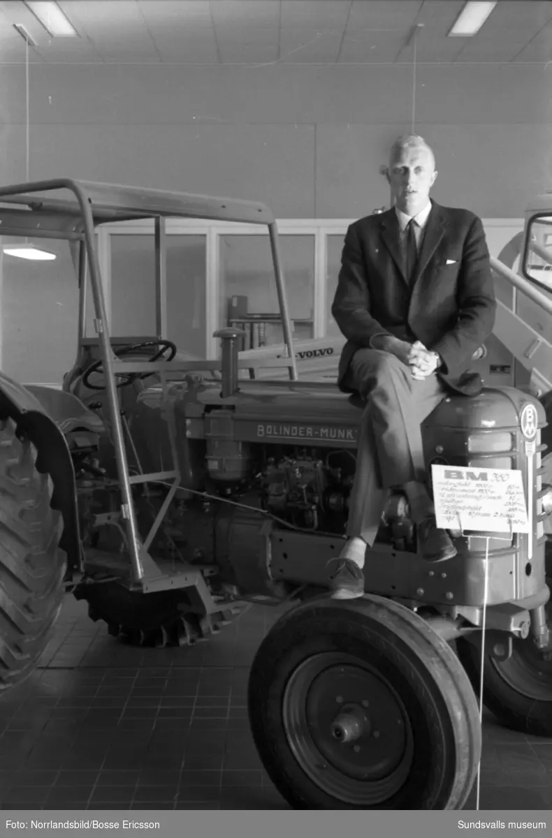 Lars-Erik Svedberg på SMC sitter på en traktor. Fotograferat för Jordbrukarnas föreningsblad.