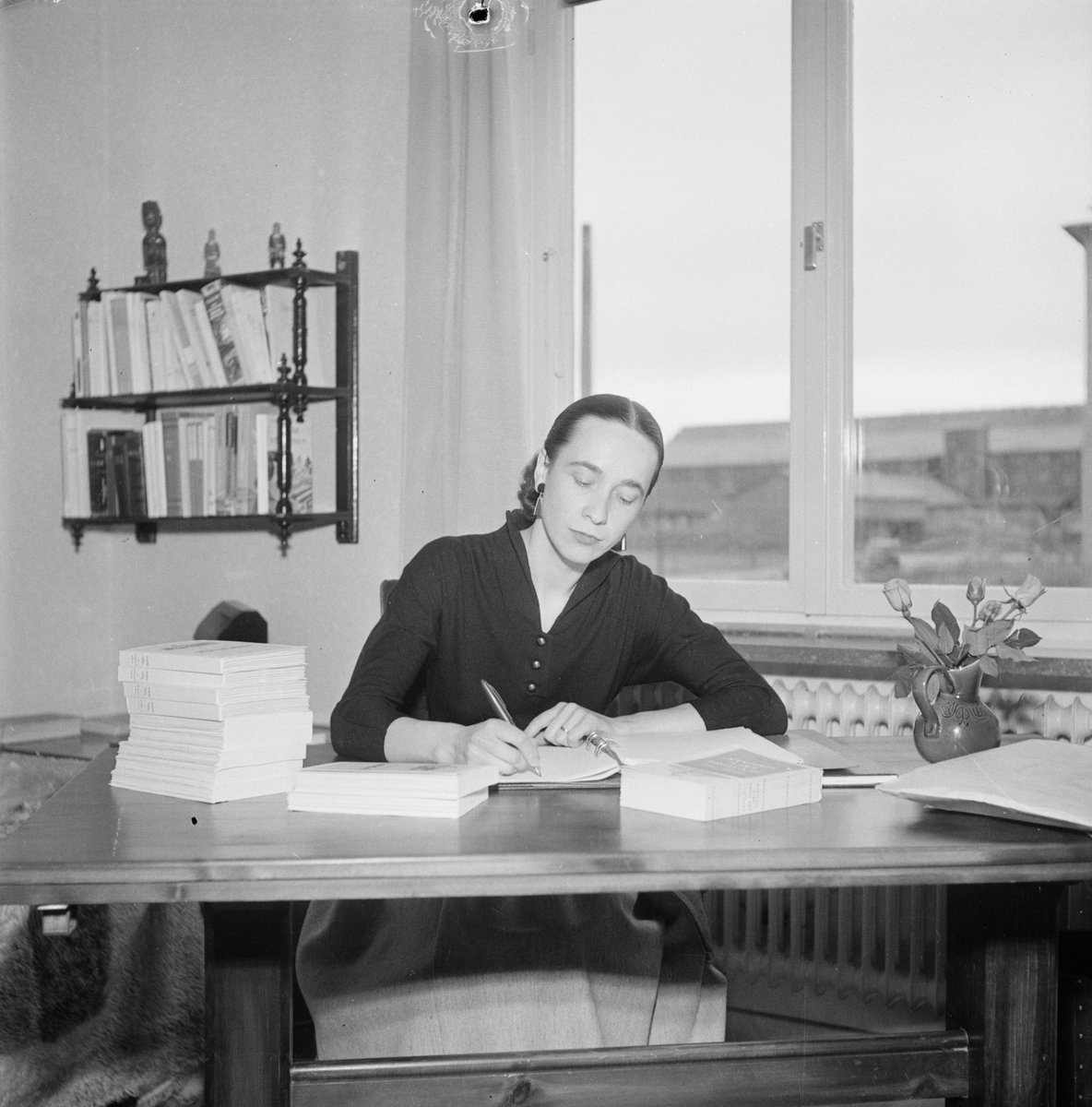 Författare Sara Lidman-Skarby i hemmet, Uppsala 1953