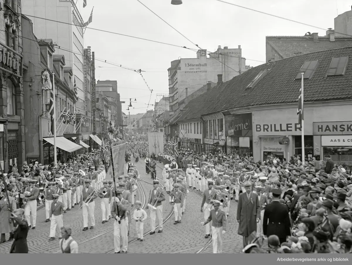 Barnetoget. Storgata. 17. mai 1955.