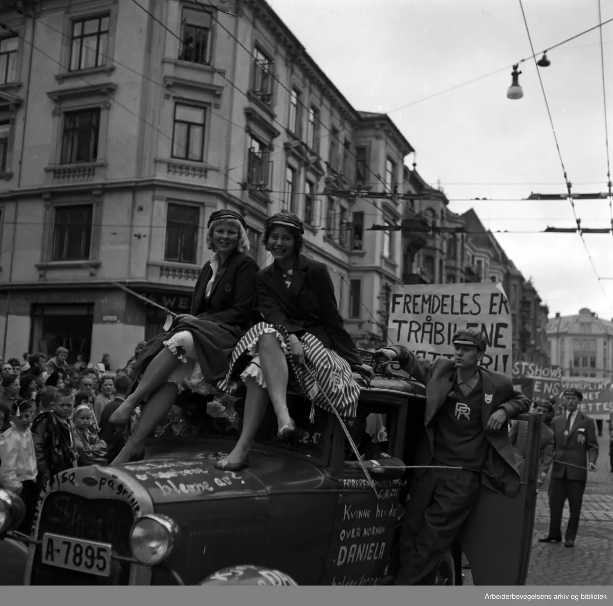 Russetoget. Russebiler. 17. mai 1959. Niels Juels gate.
