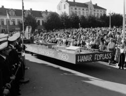 Hamardagen 1946. Opptog, Stortorget, "Hamar Flyplass  Stafsb