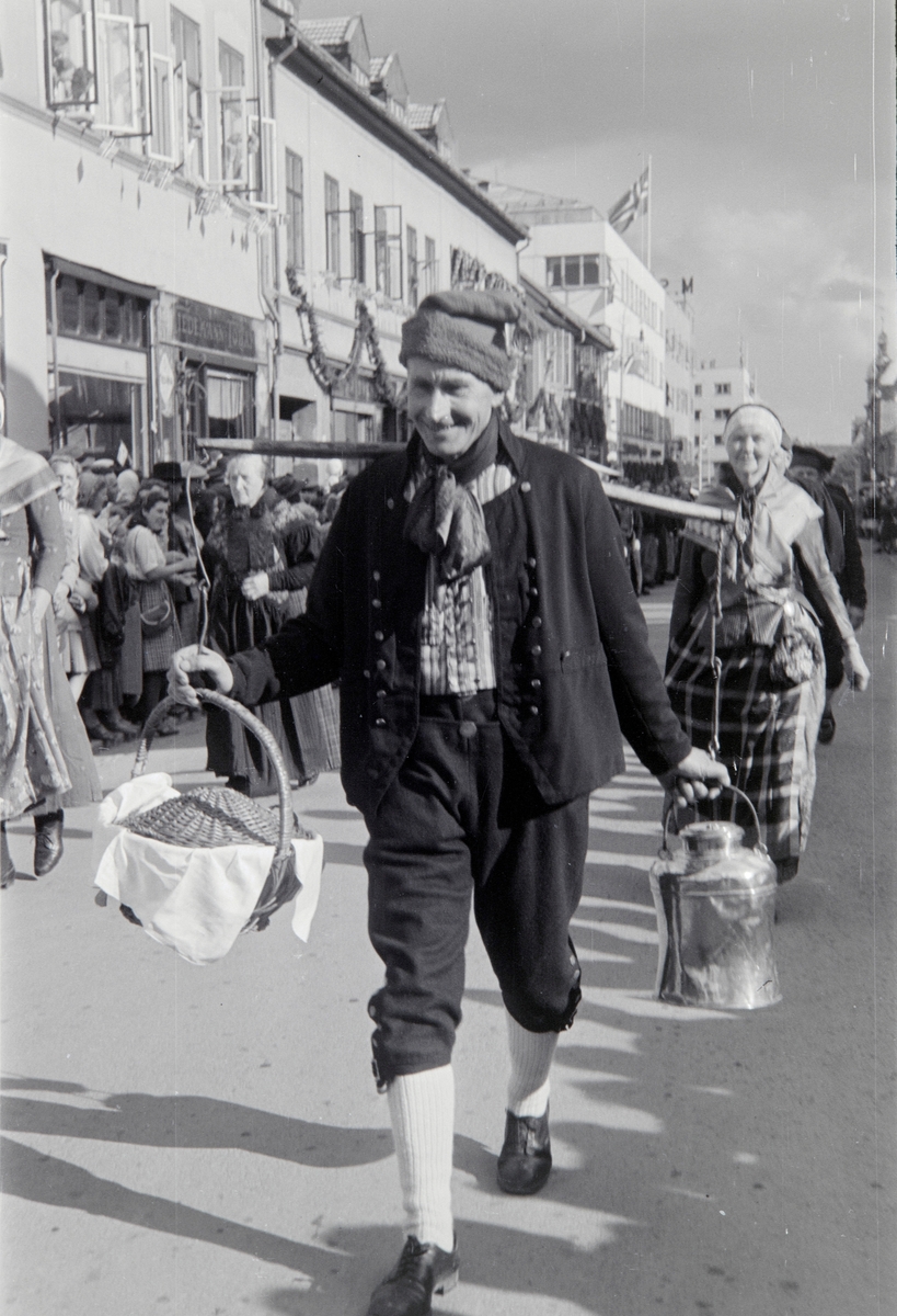 Hamardagen 1946. Opptog, mann i bunad,