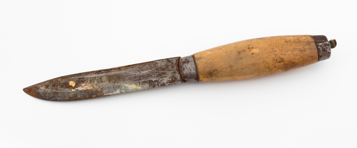 Tollekniv med slire, produsert av B. Knudsen på Ila i Trondheim. Kniven er 22,3 centimeter lang fra spissen av bladet til knappen i den bakre enden av skaftet. Bladet er 11,1 centimeter langt og snaut 2,1 centimeter bredt ved brystningen innerst mot skaftet. Bladet var opprinnelig snaut 3 millimeter tjukt, men bladryggen har slagmerker som har gjort den noe bredere. Sannsynligvis har dette skjedd fordi eieren har slått på knivnakken med et slagredskap for å kunne kløyve stikker som skulle brukes under opptenning. Den venstre sida av knivbladet bære smedstempelet «B. KNUDSEN  ILEN  TRONDHJEM». 

Kniven har et 10,8 centimeter langt treskaft med cirka 1 centimeter brede holker i begge ender. I den bakre enden er det en cirka 5 millimeter høy knopp med skråslipt endeflate. Treskaftet har en konveks form og et ovalt tverrsnitt. Midtpartiet måler 2,9 X 2,2 centimeter. Skaftet er ikke innsatt med noe fargestoff, men det kan ha vært oljet.

Slira er 18,2 centimeter lang, men har i tillegg en lærstropp for feste i en knapp i bukselinninga, slik at total lengde blir 24,6 centimeter. Sliras hoveddel er lagd av brunlig papp og holdes sammen av en søm langs det som var midtaksen av sliras bakside. Forsida av den delen av slira som omgav knivbladet har et siksak-mønster med litt skravur.

Knivmakerne Broder Knudsen (1886-1967) og Bård Knudsen bodde i Trondheim. Det er sannsynlig at en av disse har produsert denne kniven.