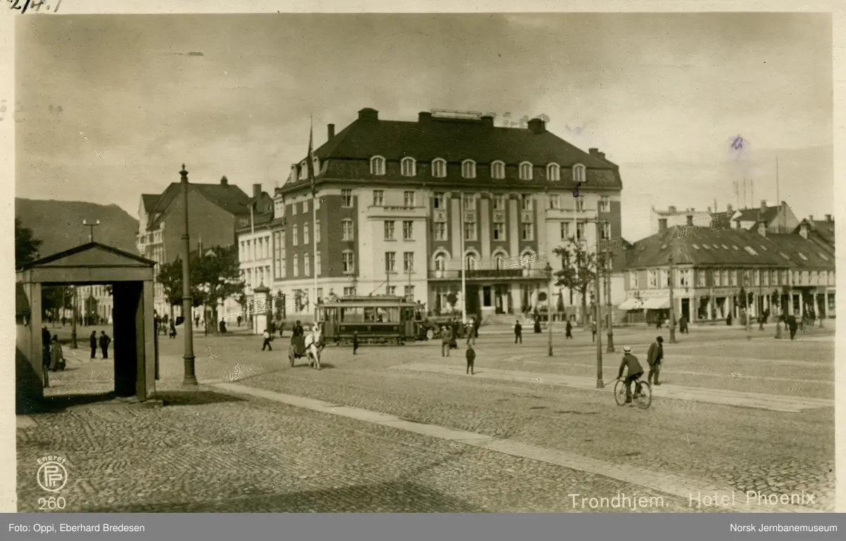 Sporvogn på torget foran hotel Phoenix i Trondhjem (senere Trondheim).