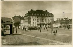 Sporvogn på torget foran hotel Phoenix i Trondhjem (senere T