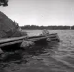 Figeholms skärgård, träbrygga byggd på stockar vid Kärrviks hamn.