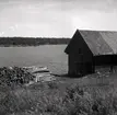 Misterhults socken, Kärrviks hamn, med timmer och sjöbod.